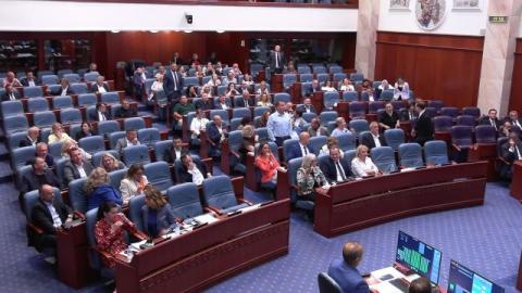 Парламентот изгласува реконструкција на владиниот кабинет на Мицкоски со 69 гласа